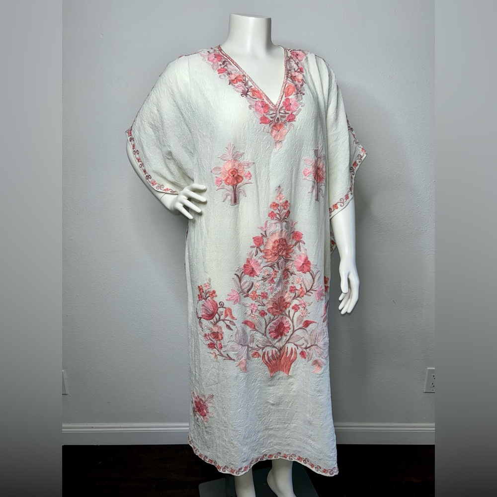 Beautiful Vintage Kaftan White with Peach Embroidery sz M/L